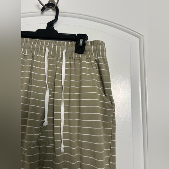 Sarah's Day x White Fox Active Green Striped Jogger Pants Size Medium - Picture 6 of 11